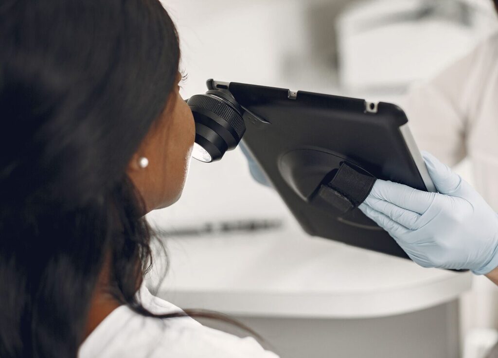 Dermatoskop ile cilt kanseri taraması yapan hekim