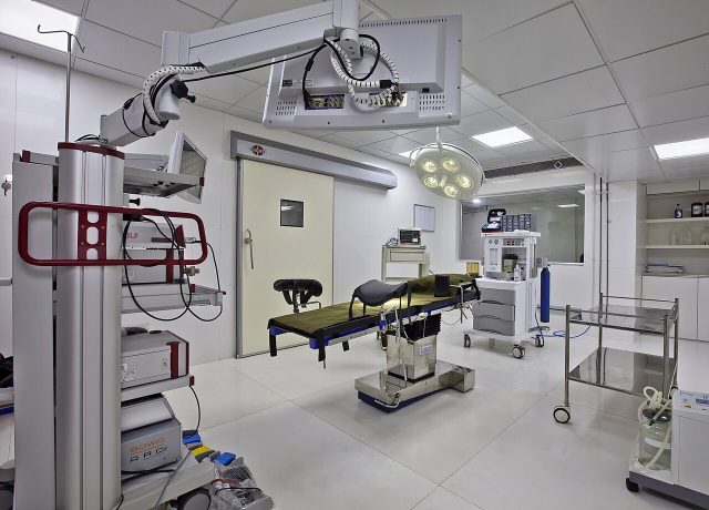 Yüz germe operasyonu için modern cerrahi oda