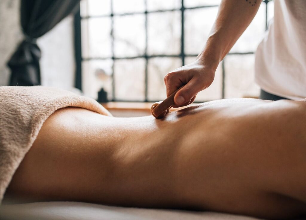 Liposuction sonrası sırt ve bel bölgesine uygulanan lenf drenaj masajı